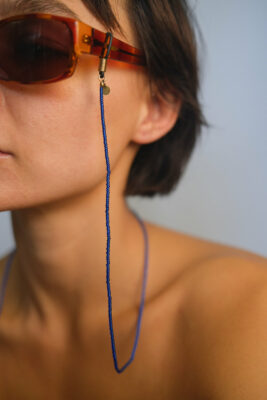 Brillenkette aus dunkelblauen japanischen Glasperlen – handgefertigt in Nepal, Modell Dark Blue von OBO Zürich.