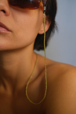 Brillenkette in Gelb-Grün mit transparentem Schimmer – handgefertigt in Nepal, Modell Lime Glow von OBO Zürich.