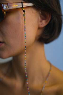 Bunte Brillenkette aus japanischen Glasperlen – handgefertigt in Nepal, Modell Rainbow von OBO Zürich.