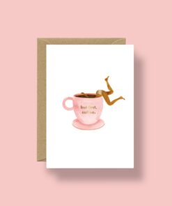 Grusskarte mit rosa Kaffeetasse und Schriftzug „but first, coffee“ – erhältlich bei Spektrum23 Schweiz.