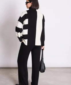 Detailansicht Strickstruktur Rückseite ALTIN Pullover Offwhite & Black, GOTS Bio-Baumwolle