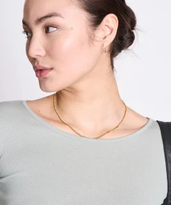 Frontdetail AVERSA Longsleeve Muted Seaspray, figurbetontes Minirib-Shirt