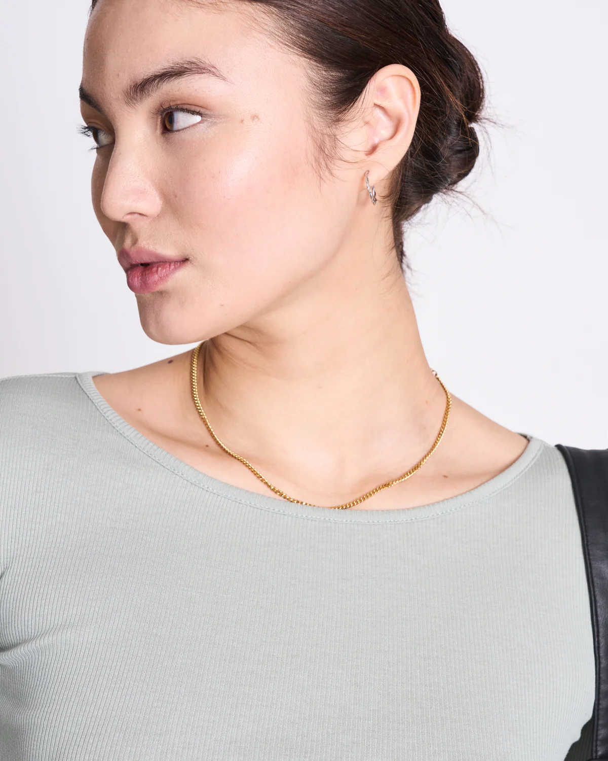 Frontdetail AVERSA Longsleeve Muted Seaspray, figurbetontes Minirib-Shirt