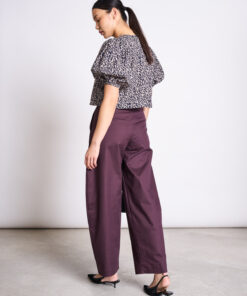 JAN ’N JUNE Hose YAURI in Cherry Lacquer – nachhaltige Barrel Pants aus Bio-Baumwolle, Fair Fashion von Jan 'n' June.