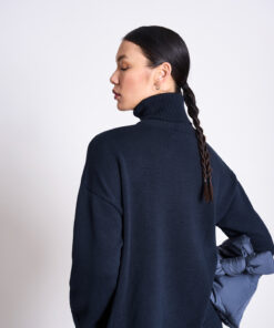 Detailansicht MUA Pullover Nightfall, Rollkragen und Strickstruktur aus Bio-Baumwolle