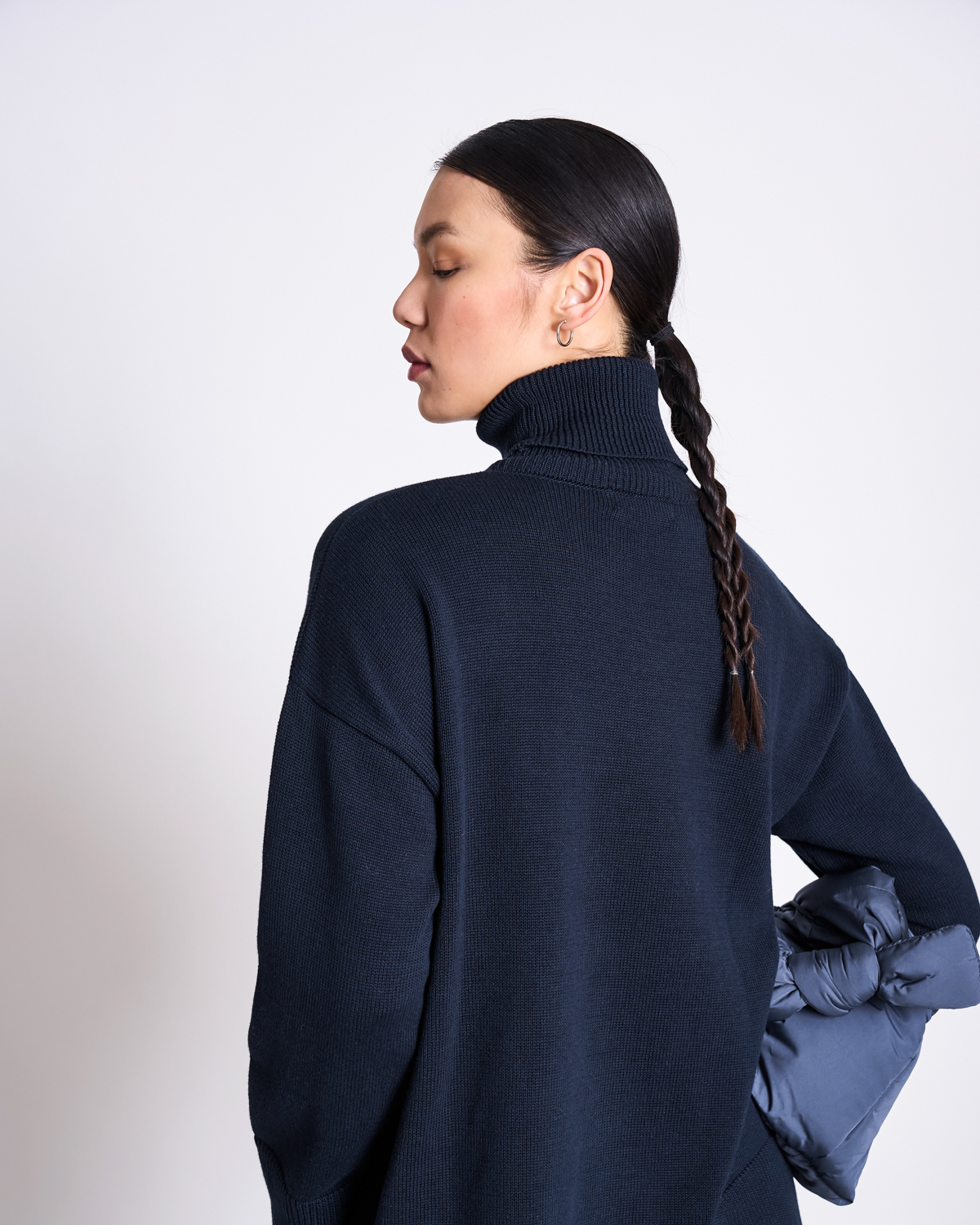 Detailansicht MUA Pullover Nightfall, Rollkragen und Strickstruktur aus Bio-Baumwolle