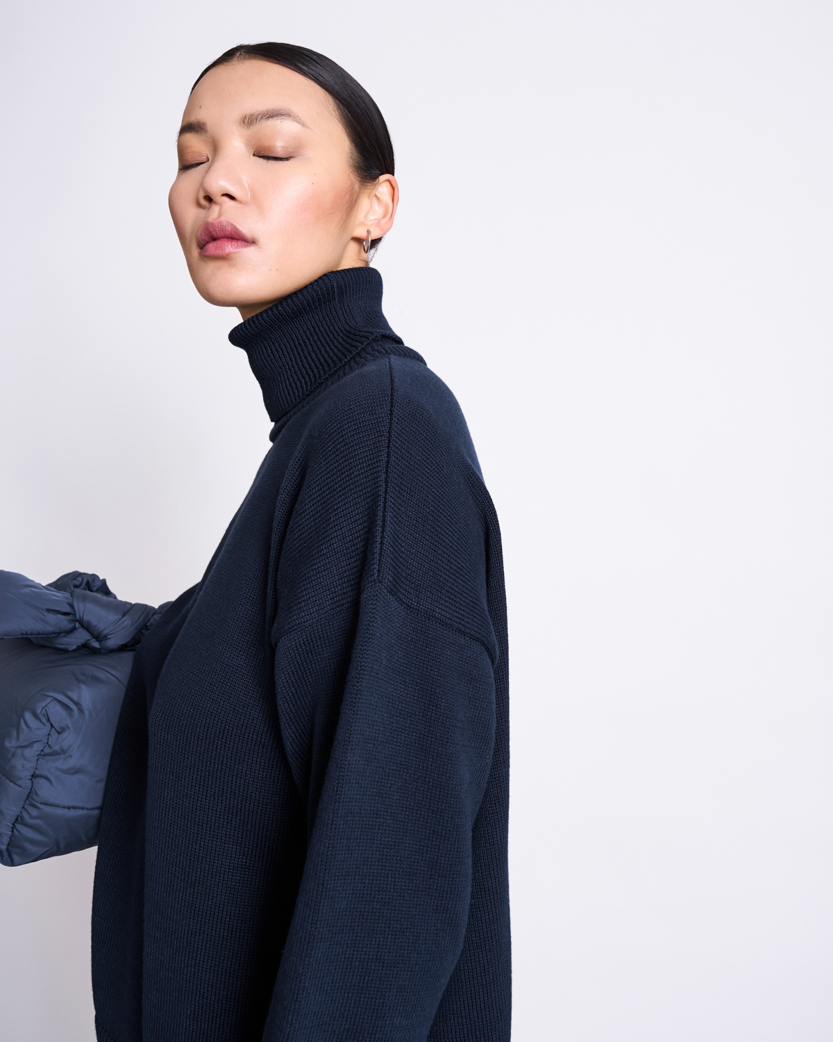 Jan’n’June MUA Pullover Nightfall, Seitenansicht, Oversized Fit mit Rollkragen