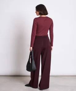 Rückansicht MURI Longsleeve Intense Rust, figurbetontes Basic aus Bio-Baumwolle