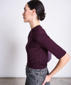 Seitenansicht NINA T-Shirt Cherry Lacquer, Slim Fit, feiner Stehkragen