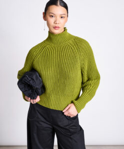 Jan’n’June OLA Rollkragenpullover in Mossy Pear, Oversize-Fit aus 100 % Bio-Baumwolle, Close Up