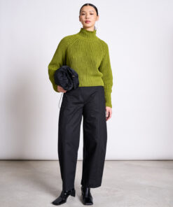 Jan’n’June OLA Rollkragenpullover in Mossy Pear, Oversize-Fit aus 100 % Bio-Baumwolle, Vorderansicht