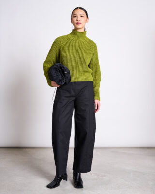 Jan’n’June OLA Rollkragenpullover in Mossy Pear, Oversize-Fit aus 100 % Bio-Baumwolle, Vorderansicht