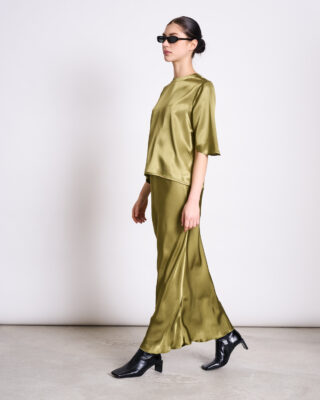 Jan’n’June SERIN Satinrock in Woody Olive, Midi-Länge aus nachhaltiger Ecovero™-Viskose, Vorderansicht