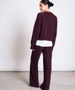 Detailansicht SIVIA Cardigan Cherry Lacquer, Knopfleiste und Strickstruktur