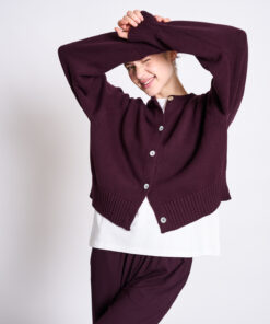 Jan’n’June SIVIA Cardigan in Cherry Lacquer, Oversized Fit, Vorderansicht, Bio-Baumwolle