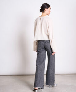 Rückansicht YAME Bluse Offwhite mit Schlitz und Knopfverschluss, nachhaltiger Crinkle-Stoff