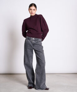 Jan’n’June YIN Pullover Cherry Lacquer im Komplett-Look, kombiniert mit grauer Jeans