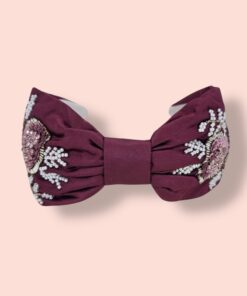 Handbestickter Haarreifen von NamJosh aus Textil in angesagter Farbe burgund mit detailreicher Stickerei – modisches Accessoire mit bequemer Passform, erhältlich bei Spektrum 23 in Einsiedeln, Schweiz.