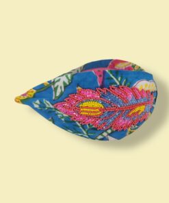 NamJosh Haarreifen mit bunter Federstickerei in Pink, Gelb und Hellblau – handgefertigt, erhältlich bei Spektrum23.