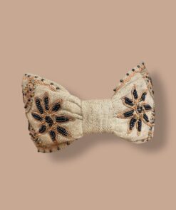 NamJosh Haarreifen in Naturtönen mit blauer und brauner Stickerei – erhältlich bei Spektrum23, Einsiedeln.