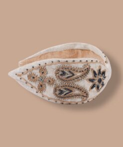 NamJosh Haarreifen in Naturtönen mit blauer und brauner Stickerei – erhältlich bei Spektrum23.