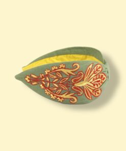 NamJosh Haarreifen in Graugrün mit rostfarbenen und gelben Stickereien – erhältlich bei Spektrum23.