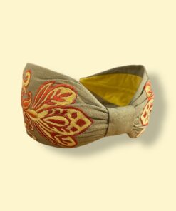 NamJosh Haarreifen in Graugrün mit rostfarbenen und gelben Stickereien – erhältlich bei Spektrum23.