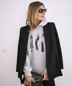 Grauer Hoodie mit drei Modefiguren im Schwarz-Weiss-Design von Künstlerin Jessica Durrant – erhältlich bei Spektrum23 in Einsiedeln.