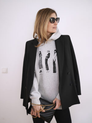 Grauer Hoodie mit drei Modefiguren im Schwarz-Weiss-Design von Künstlerin Jessica Durrant – erhältlich bei Spektrum23 in Einsiedeln.