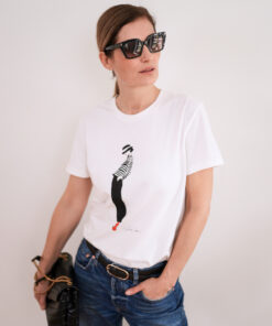 Weisses T-Shirt mit Modeillustration Coco Ballerina von Künstlerin Jessica Durrant – erhältlich bei Spektrum23 in Einsiedeln.