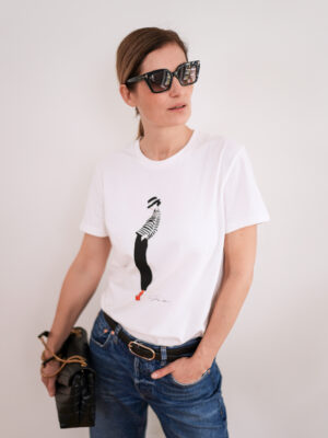 Weisses T-Shirt mit Modeillustration Coco Ballerina von Künstlerin Jessica Durrant – erhältlich bei Spektrum23 in Einsiedeln.